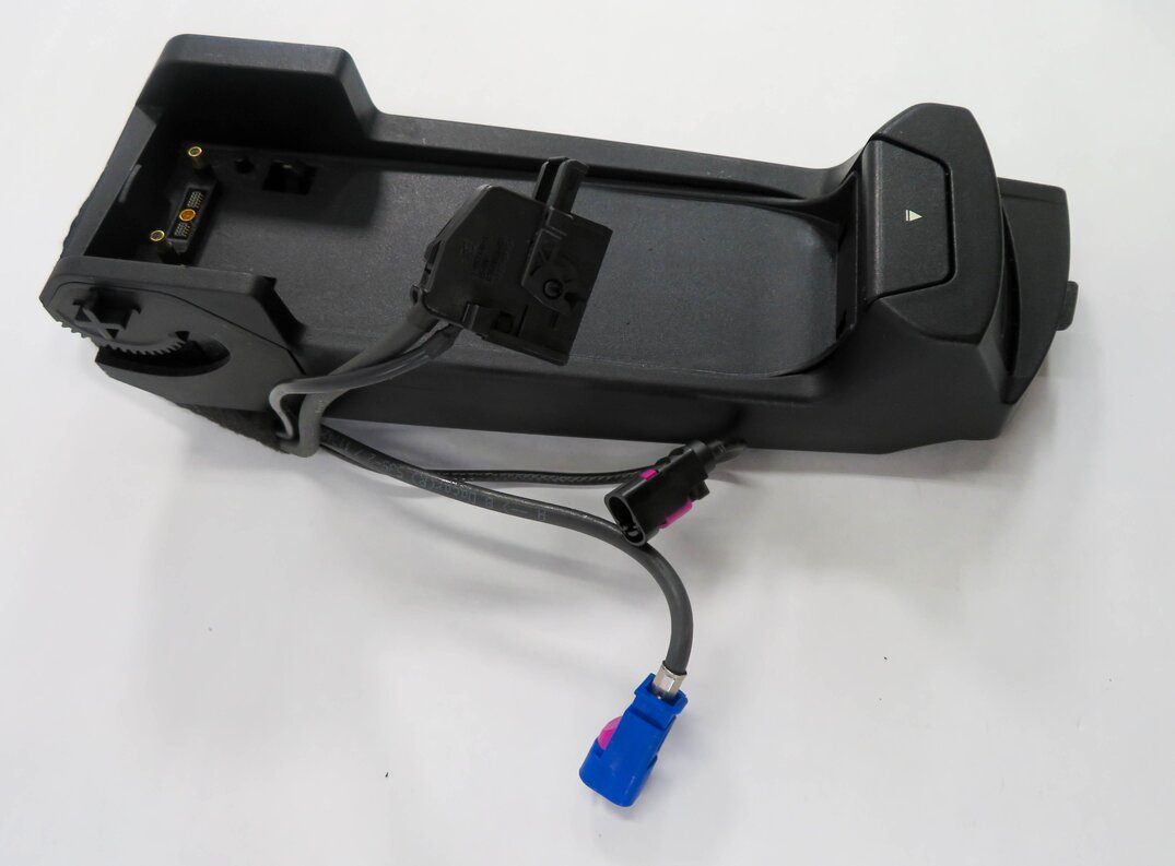 Thumbnail 4: 2014 BMW 750i (F01) FRONT CENTER CONSOLE SNAP IN PHONE CRADLE