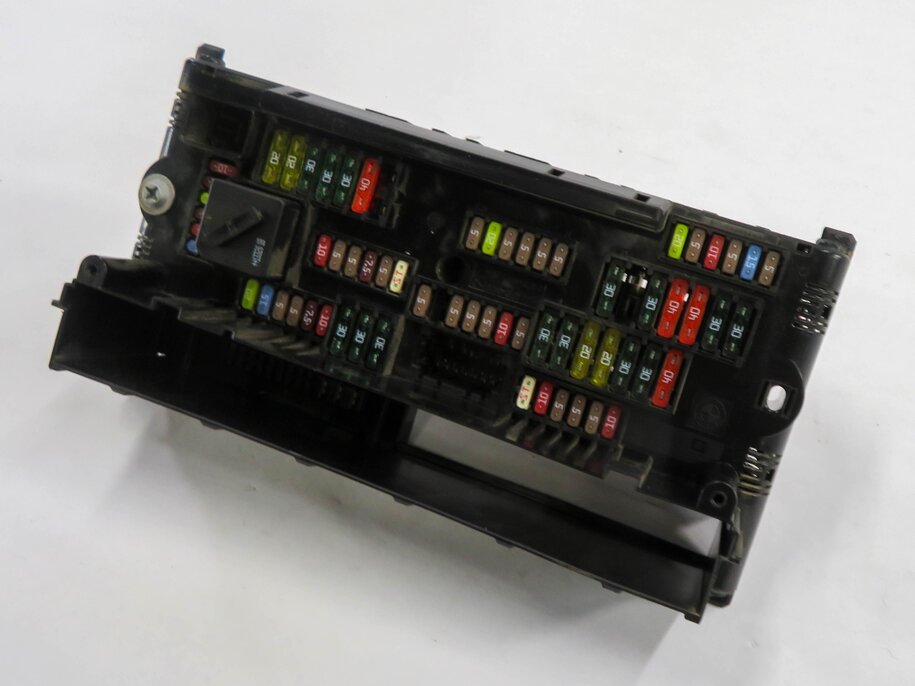 2014 BMW 750i (F01) FRONT POWER DISTRIBUTIN FUSE BOX