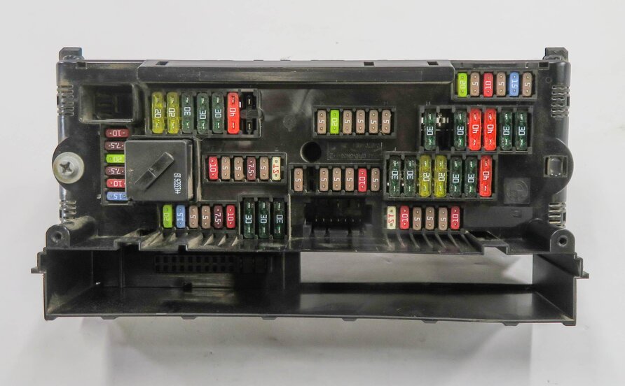 Thumbnail 2: 2014 BMW 750i (F01) FRONT POWER DISTRIBUTIN FUSE BOX