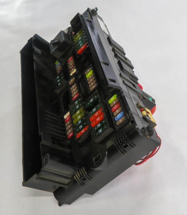 Thumbnail 3: 2014 BMW 750i (F01) FRONT POWER DISTRIBUTIN FUSE BOX