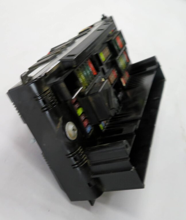 Thumbnail 4: 2014 BMW 750i (F01) FRONT POWER DISTRIBUTIN FUSE BOX