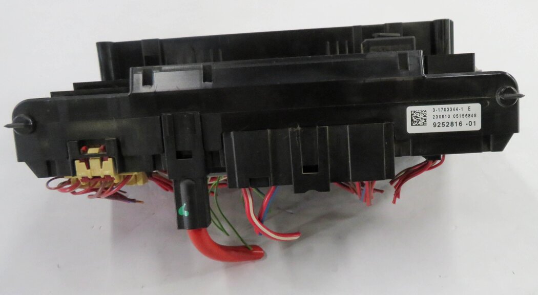 Thumbnail 5: 2014 BMW 750i (F01) FRONT POWER DISTRIBUTIN FUSE BOX