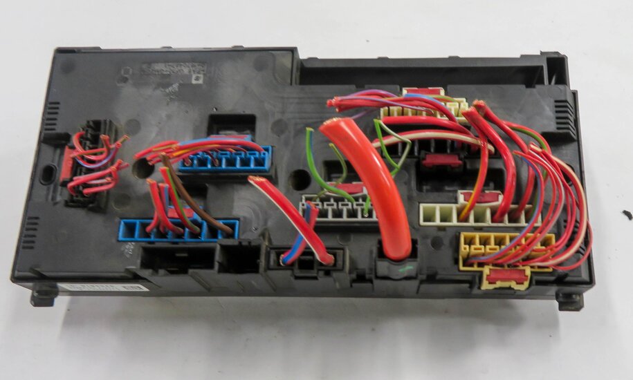Thumbnail 6: 2014 BMW 750i (F01) FRONT POWER DISTRIBUTIN FUSE BOX