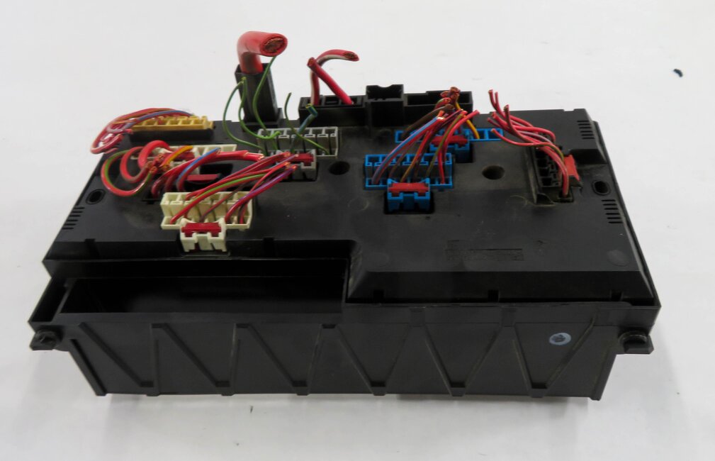Thumbnail 7: 2014 BMW 750i (F01) FRONT POWER DISTRIBUTIN FUSE BOX