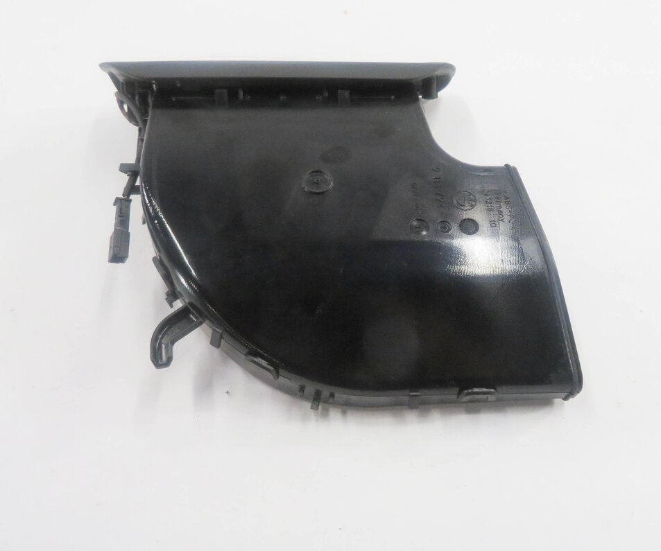 Thumbnail 4: 2012 BMW 750i (F01) RIGHT REAR PILLAR HEATER A/C AIR VENT