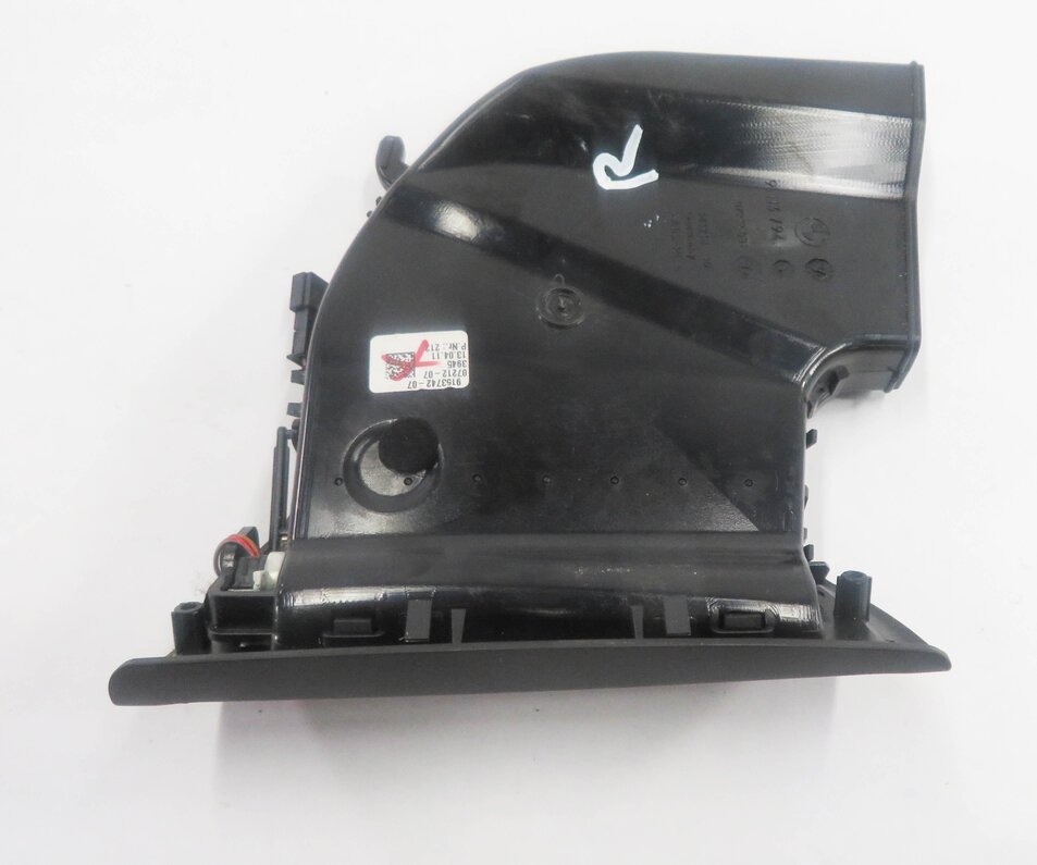 Thumbnail 5: 2012 BMW 750i (F01) RIGHT REAR PILLAR HEATER A/C AIR VENT