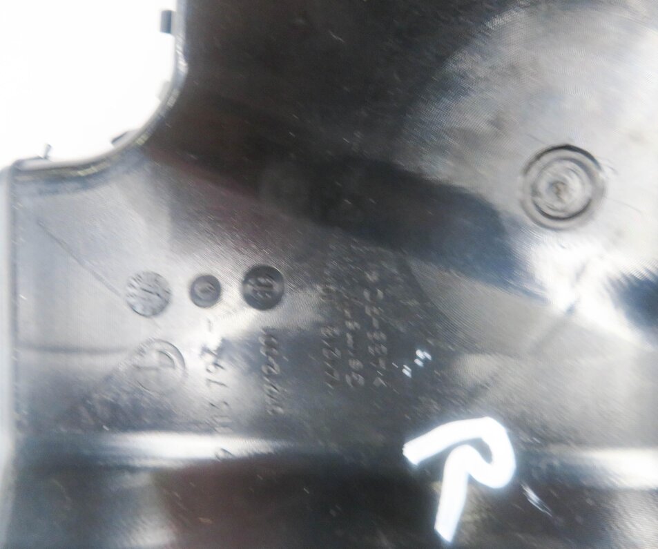 Thumbnail 6: 2012 BMW 750i (F01) RIGHT REAR PILLAR HEATER A/C AIR VENT