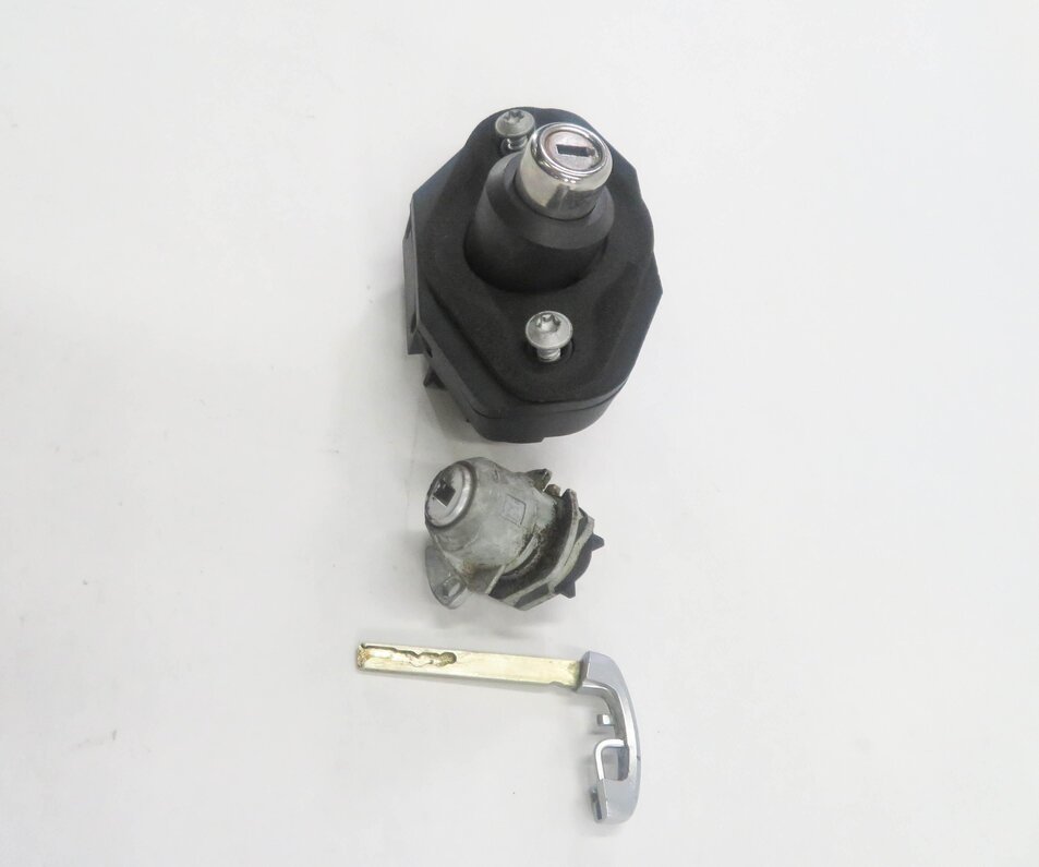 Thumbnail 4: 2012 BMW 750i (F01) LEFT DRIVER DOOR / TRUNK LOCK CYLINDER & KEY SET-3