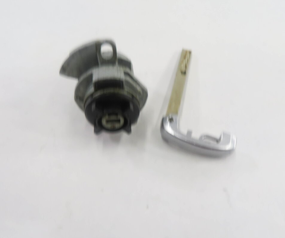 Thumbnail 6: 2012 BMW 750i (F01) LEFT DRIVER DOOR / TRUNK LOCK CYLINDER & KEY SET-3