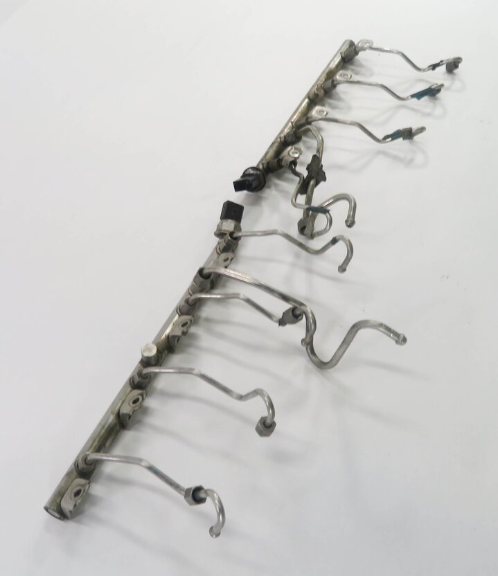 Thumbnail 4: 2012 BMW 750i (F01) 4.4L N63 TWIN TURBO ENGINE - LEFT & RIGHT FUEL RAIL SET-2