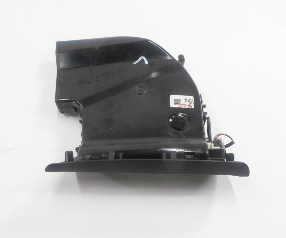 Thumbnail 5: 2012 BMW 750i (F01) LEFT REAR PILLAR HEATER A/C AIR VENT