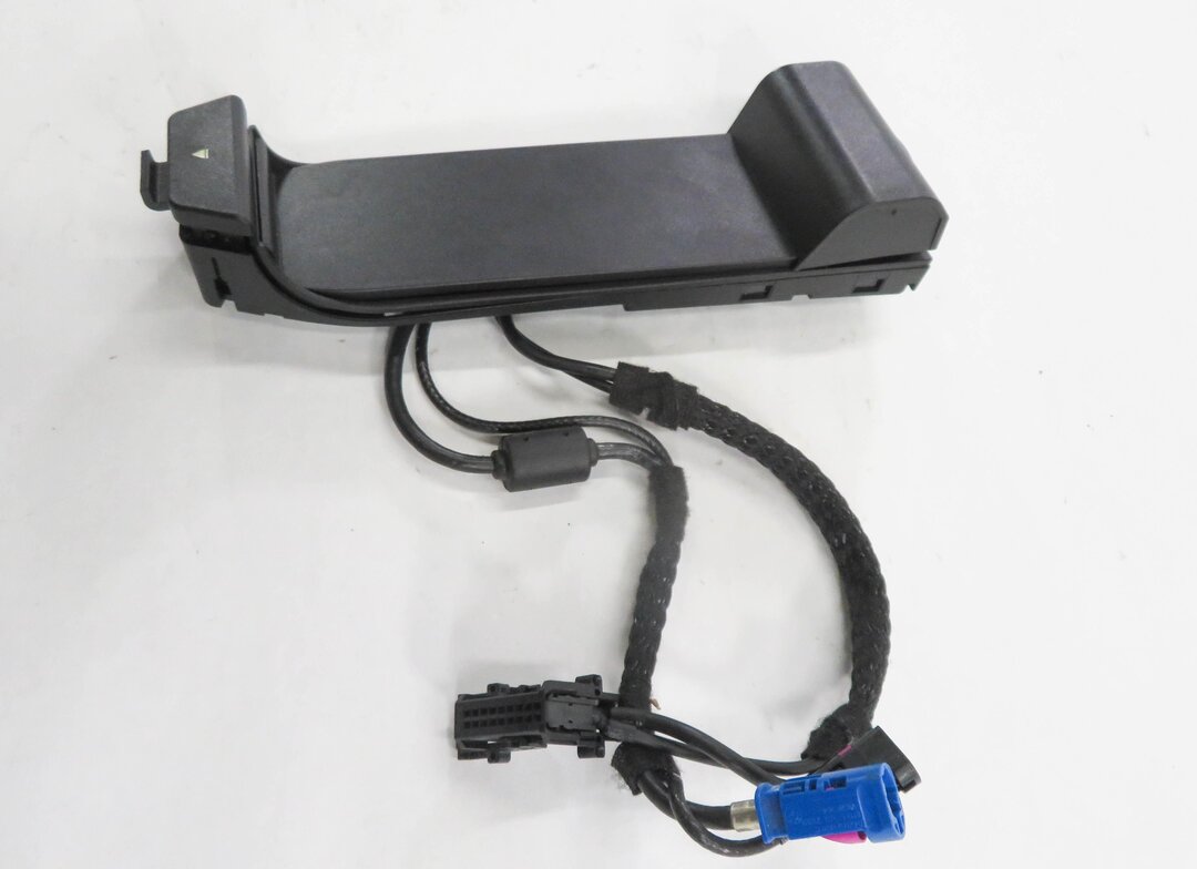 Thumbnail 4: 2011 BMW 550i (F10) CENTER CONSOLE CELL PHONE CRADLE