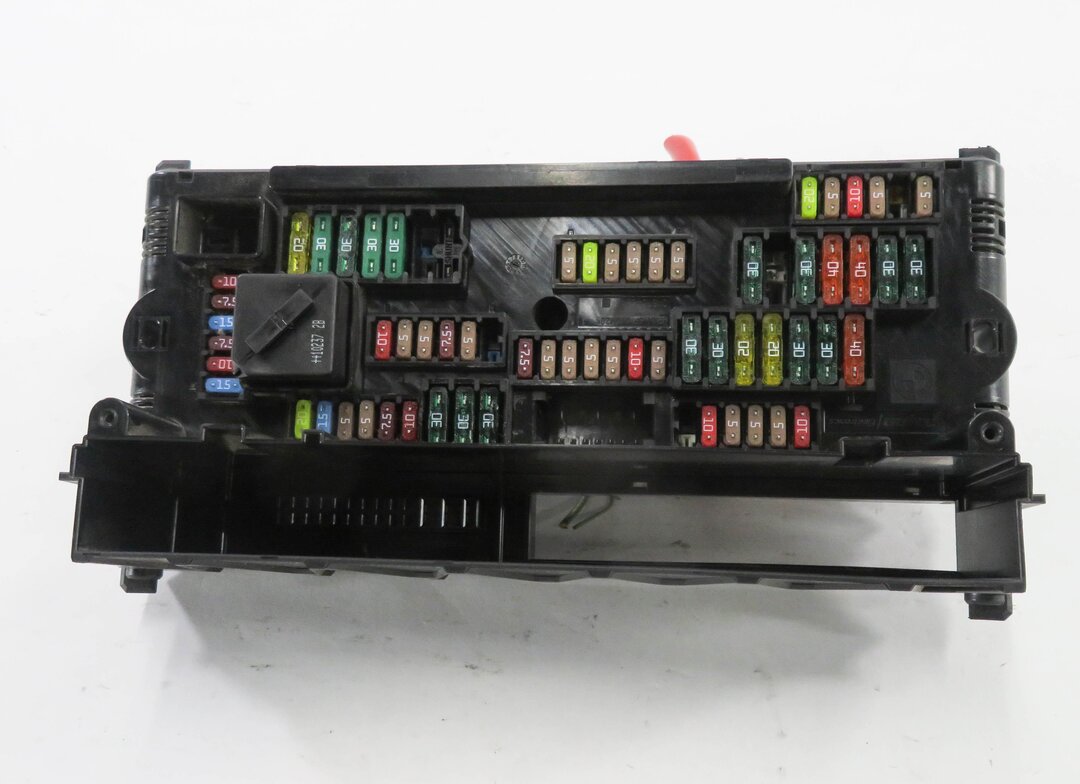 Thumbnail 2: 2011 BMW 550i (F10) FRONT POWER DISTRIBUTION RELAY FUSE BOX