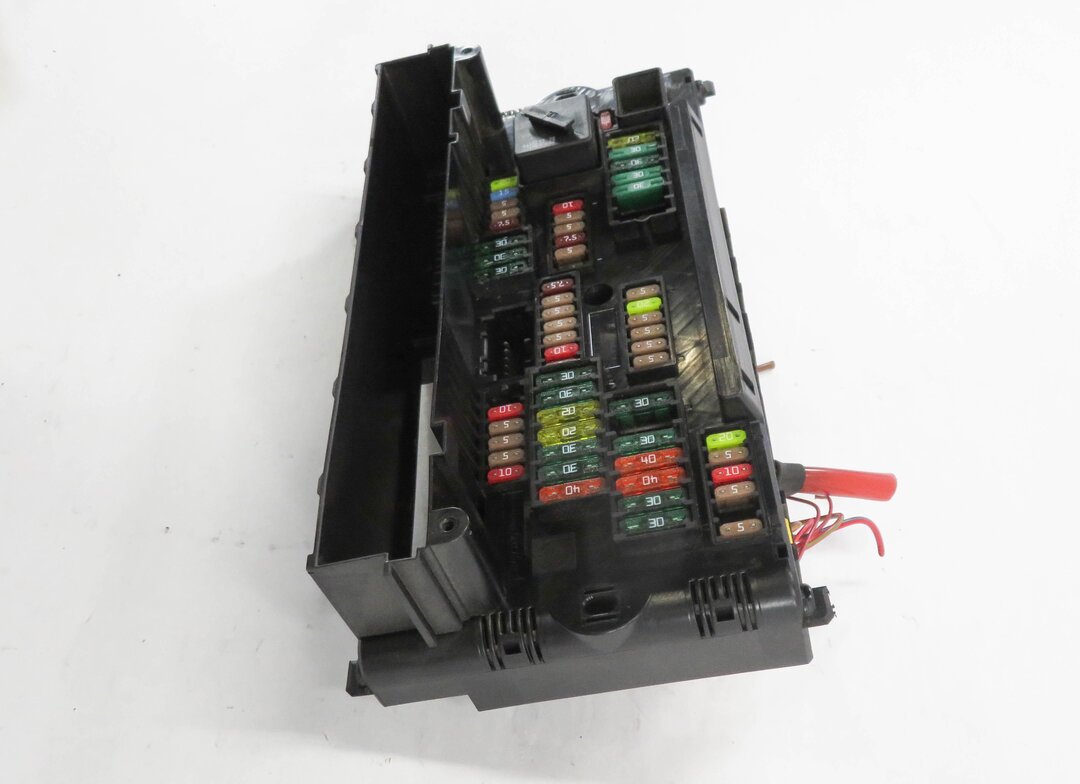 Thumbnail 3: 2011 BMW 550i (F10) FRONT POWER DISTRIBUTION RELAY FUSE BOX