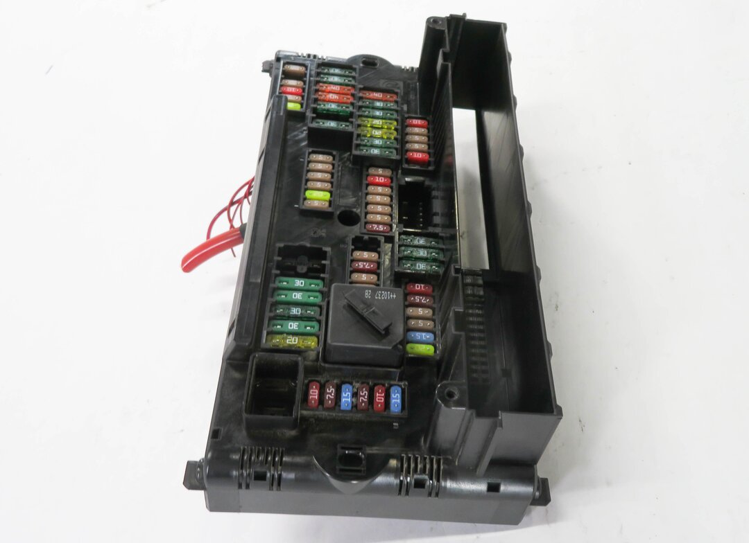 Thumbnail 4: 2011 BMW 550i (F10) FRONT POWER DISTRIBUTION RELAY FUSE BOX