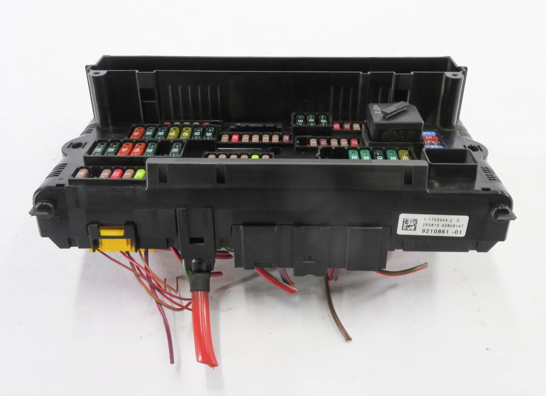 Thumbnail 5: 2011 BMW 550i (F10) FRONT POWER DISTRIBUTION RELAY FUSE BOX