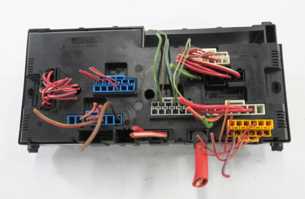 Thumbnail 6: 2011 BMW 550i (F10) FRONT POWER DISTRIBUTION RELAY FUSE BOX