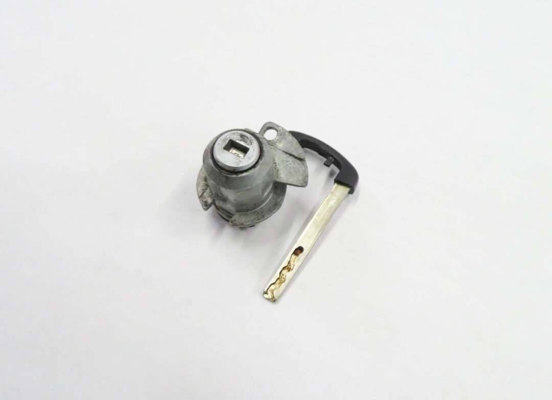 2011 BMW 550i (F10) LEFT FRONT DRIVER DOOR HANDLE LOCK CYLINDER w/ KEY