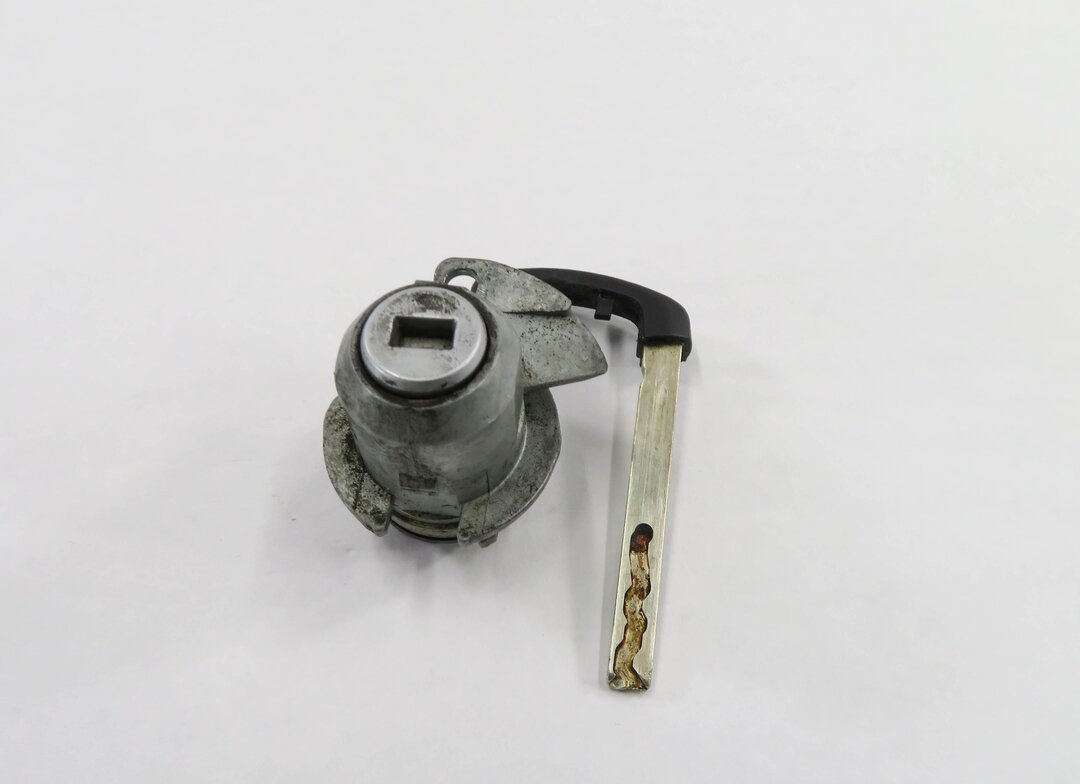 Thumbnail 2: 2011 BMW 550i (F10) LEFT FRONT DRIVER DOOR HANDLE LOCK CYLINDER w/ KEY