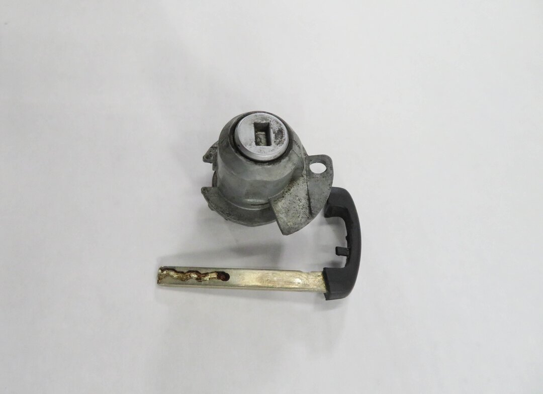 Thumbnail 3: 2011 BMW 550i (F10) LEFT FRONT DRIVER DOOR HANDLE LOCK CYLINDER w/ KEY