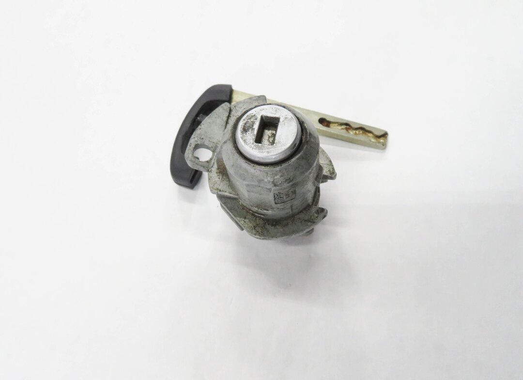 Thumbnail 4: 2011 BMW 550i (F10) LEFT FRONT DRIVER DOOR HANDLE LOCK CYLINDER w/ KEY
