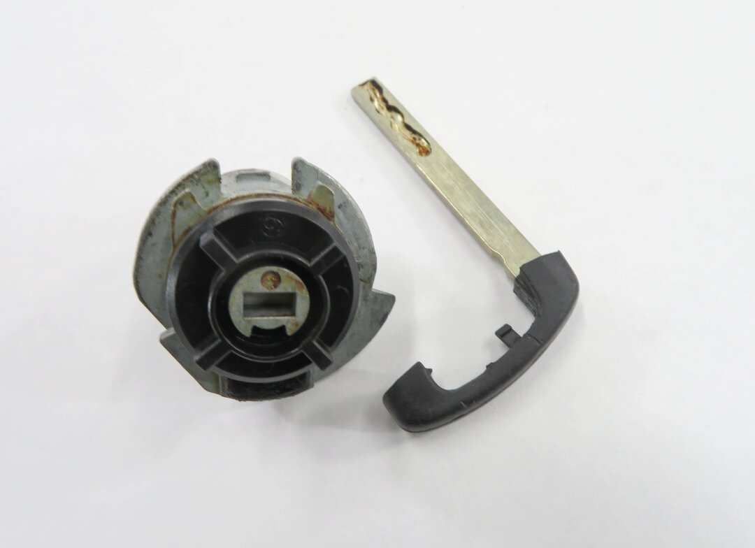 Thumbnail 5: 2011 BMW 550i (F10) LEFT FRONT DRIVER DOOR HANDLE LOCK CYLINDER w/ KEY