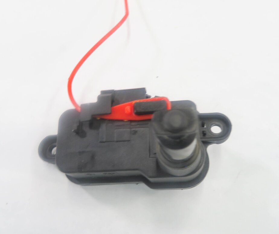 Thumbnail 2: 2014 AUDI Q7 (4L) FUEL TANK DOOR SERVO ACTUATOR MOTOR