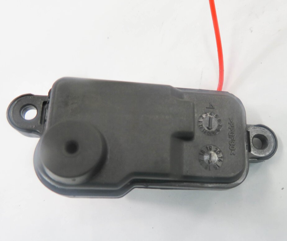 Thumbnail 3: 2014 AUDI Q7 (4L) FUEL TANK DOOR SERVO ACTUATOR MOTOR
