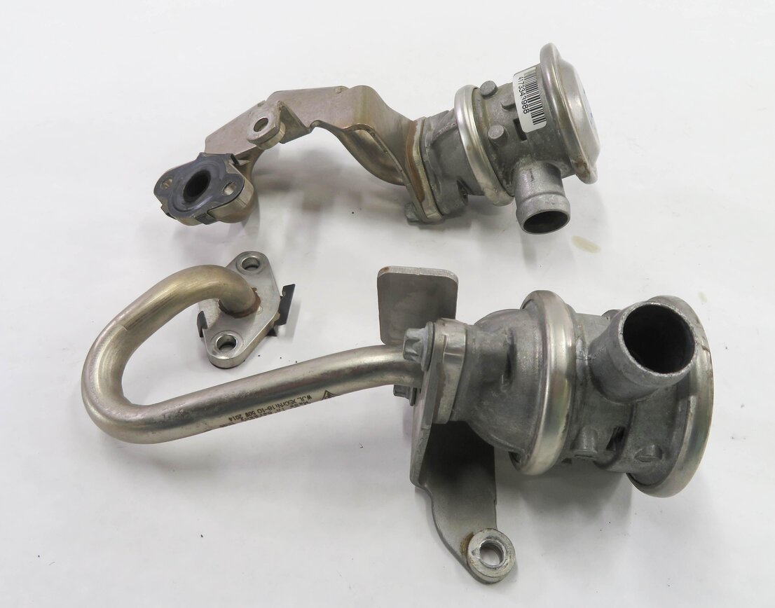 Thumbnail 3: 2016 PORSCHE CAYENNE GTS (958) 3.6L MCX.ZA TURBO - AIR INJECTION CHECK VALVE SET