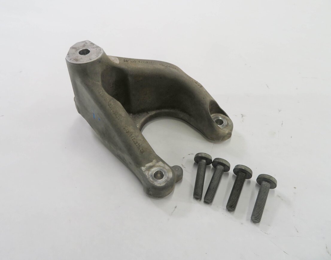 2016 PORSCHE CAYENNE GTS (958) 3.6L MCX.ZA TURBO - RIGHT ENGINE MOUNT BRACKET