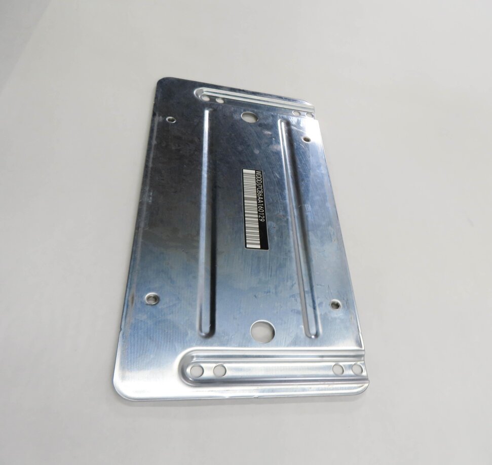 Thumbnail 2: 2010 MERCEDES CLS550 (W219) REAR LICENSE PLATE BASE MOUNT RETAINER BRACKET