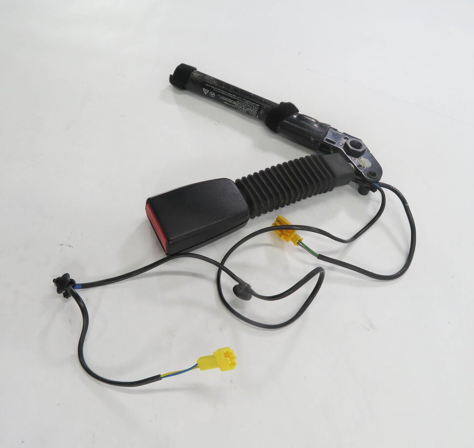 2009-2011 MERCEDES CLS550 CLS63 AMG (W219) LEFT FRONT DRIVER SEATBELT RECEIVER