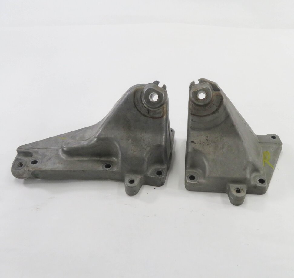 Thumbnail 2: 2010 MERCEDES CLS550 (W219) 5.5L V8 MOTOR LEFT & RIGHT ENGINE MOUNT BRACKET SET