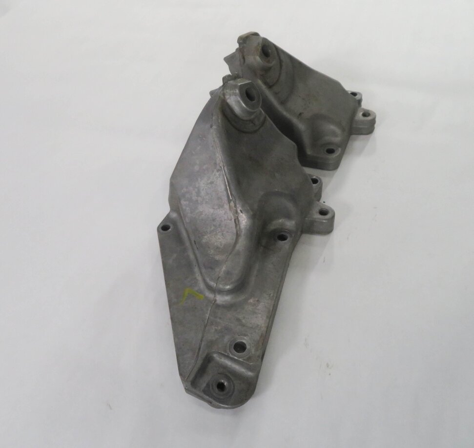 Thumbnail 3: 2010 MERCEDES CLS550 (W219) 5.5L V8 MOTOR LEFT & RIGHT ENGINE MOUNT BRACKET SET