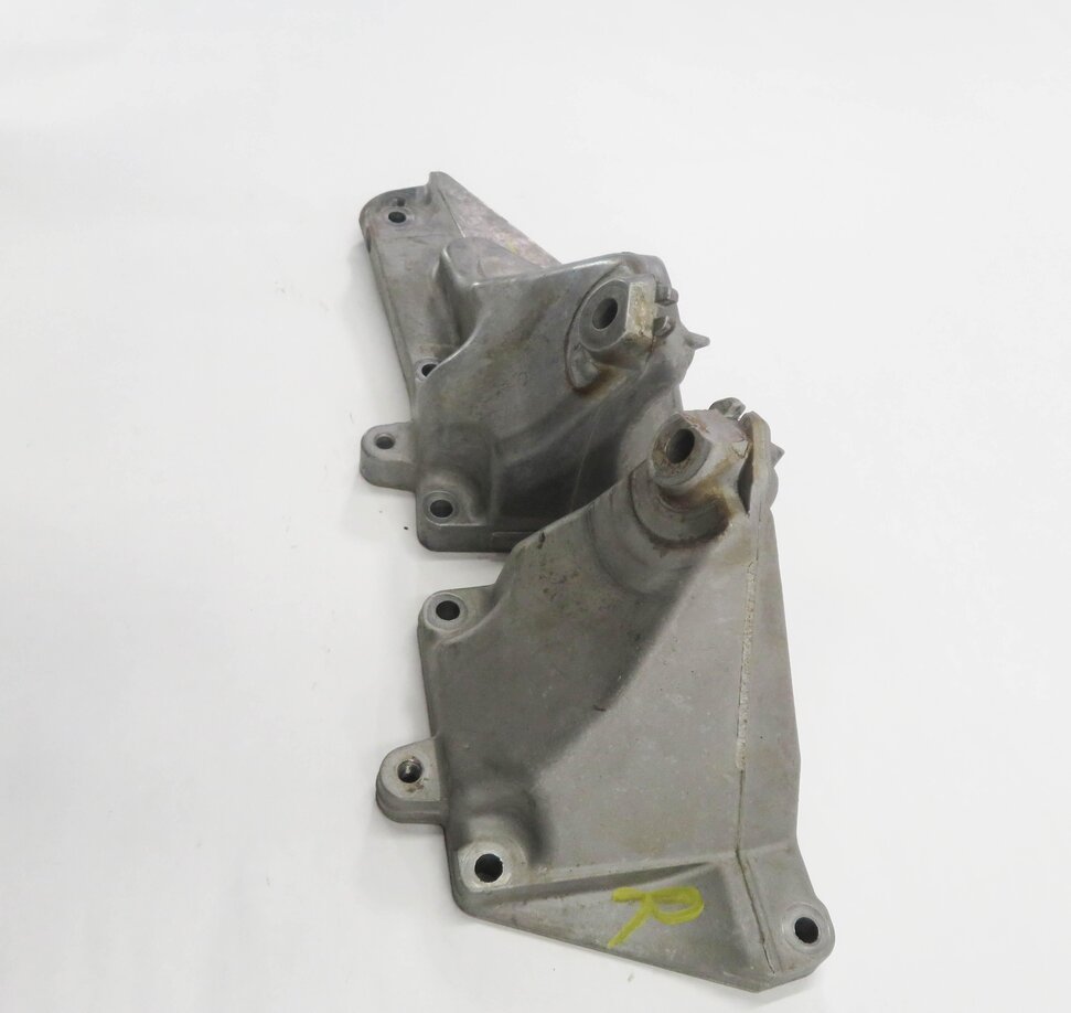 Thumbnail 4: 2010 MERCEDES CLS550 (W219) 5.5L V8 MOTOR LEFT & RIGHT ENGINE MOUNT BRACKET SET