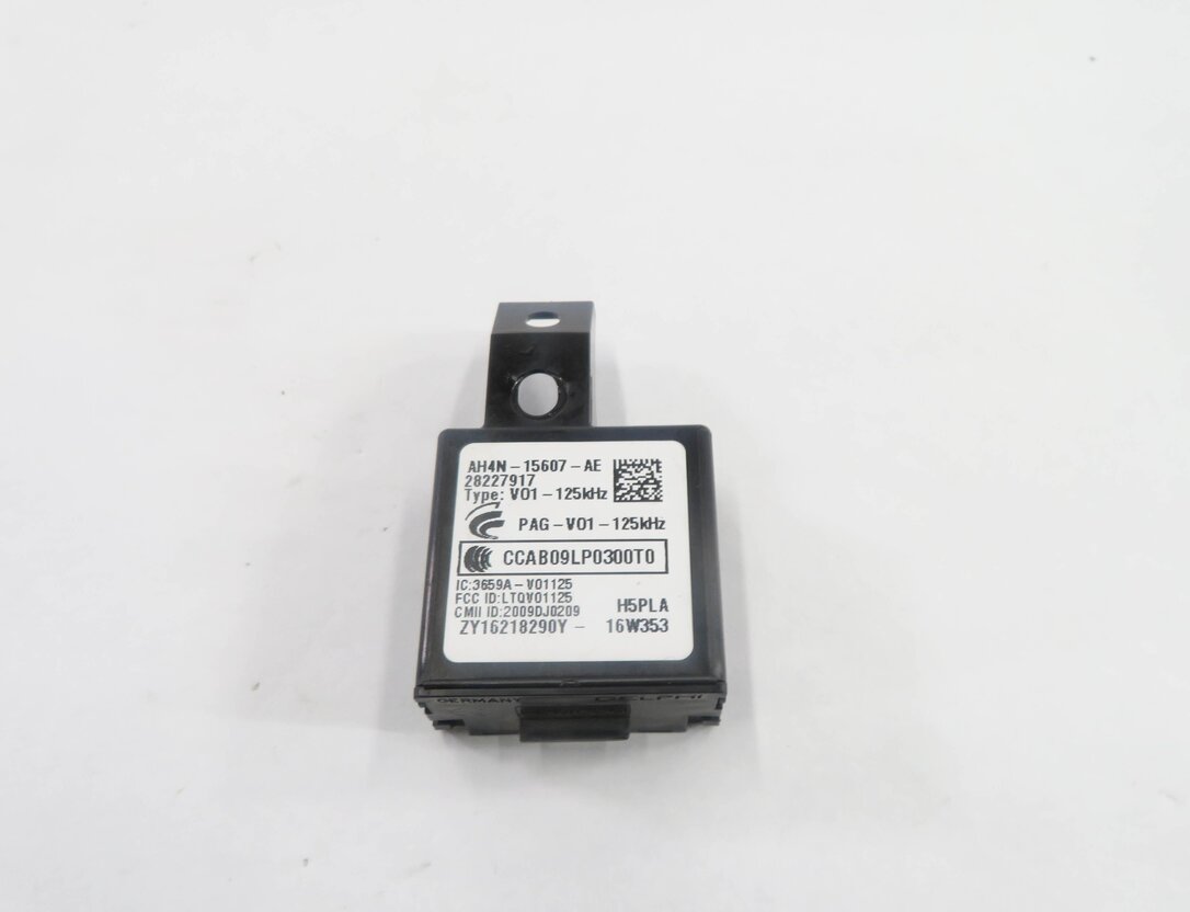 Thumbnail 2: 2017 RANGE ROVER EVOQUE (L538) KEYLESS ENTRY ANTENNA SENSOR MODULE