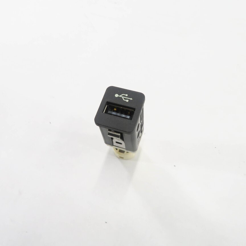 Thumbnail 1: 2011 BMW ACTIVEHYBRID 7 (F04) USB PLUG CHARGINE PORT