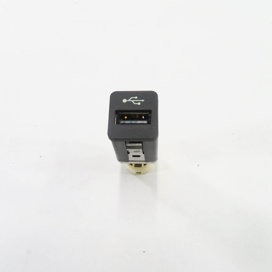 Thumbnail 2: 2011 BMW ACTIVEHYBRID 7 (F04) USB PLUG CHARGINE PORT