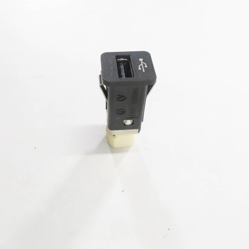 Thumbnail 3: 2011 BMW ACTIVEHYBRID 7 (F04) USB PLUG CHARGINE PORT
