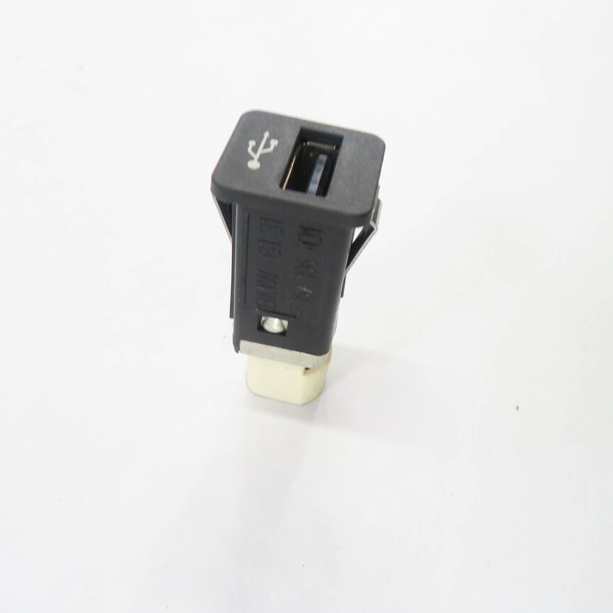 Thumbnail 4: 2011 BMW ACTIVEHYBRID 7 (F04) USB PLUG CHARGINE PORT