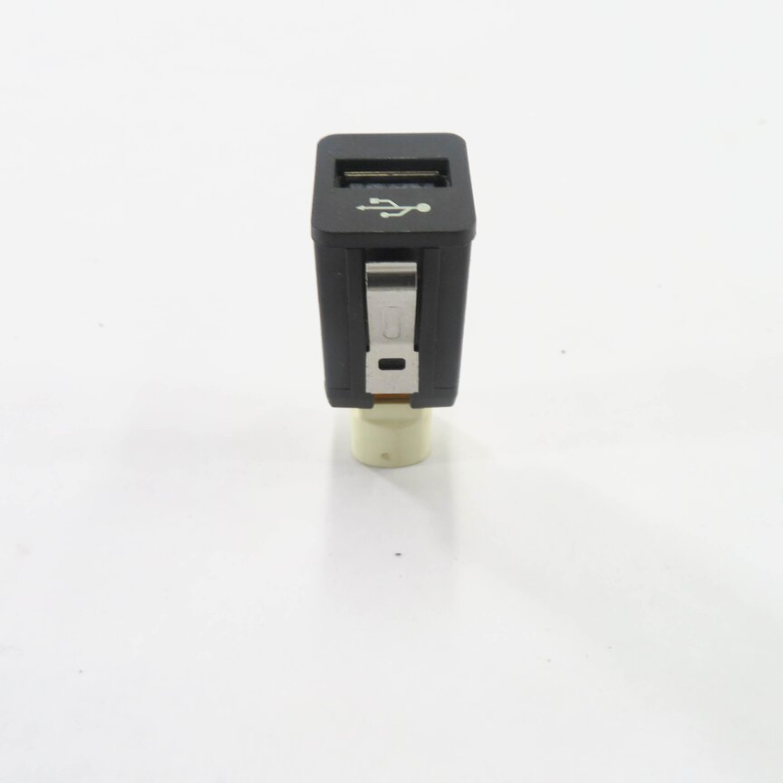 Thumbnail 5: 2011 BMW ACTIVEHYBRID 7 (F04) USB PLUG CHARGINE PORT