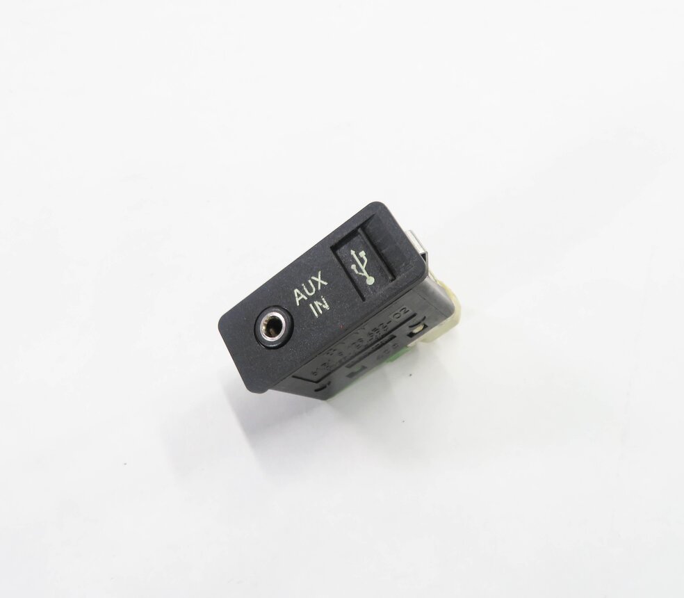 Thumbnail 1: 2011 BMW ACTIVEHYBRID 7 (F04) RADIO STEREO AUX AUXILIARY AUDIO IN INPUT w/ USB