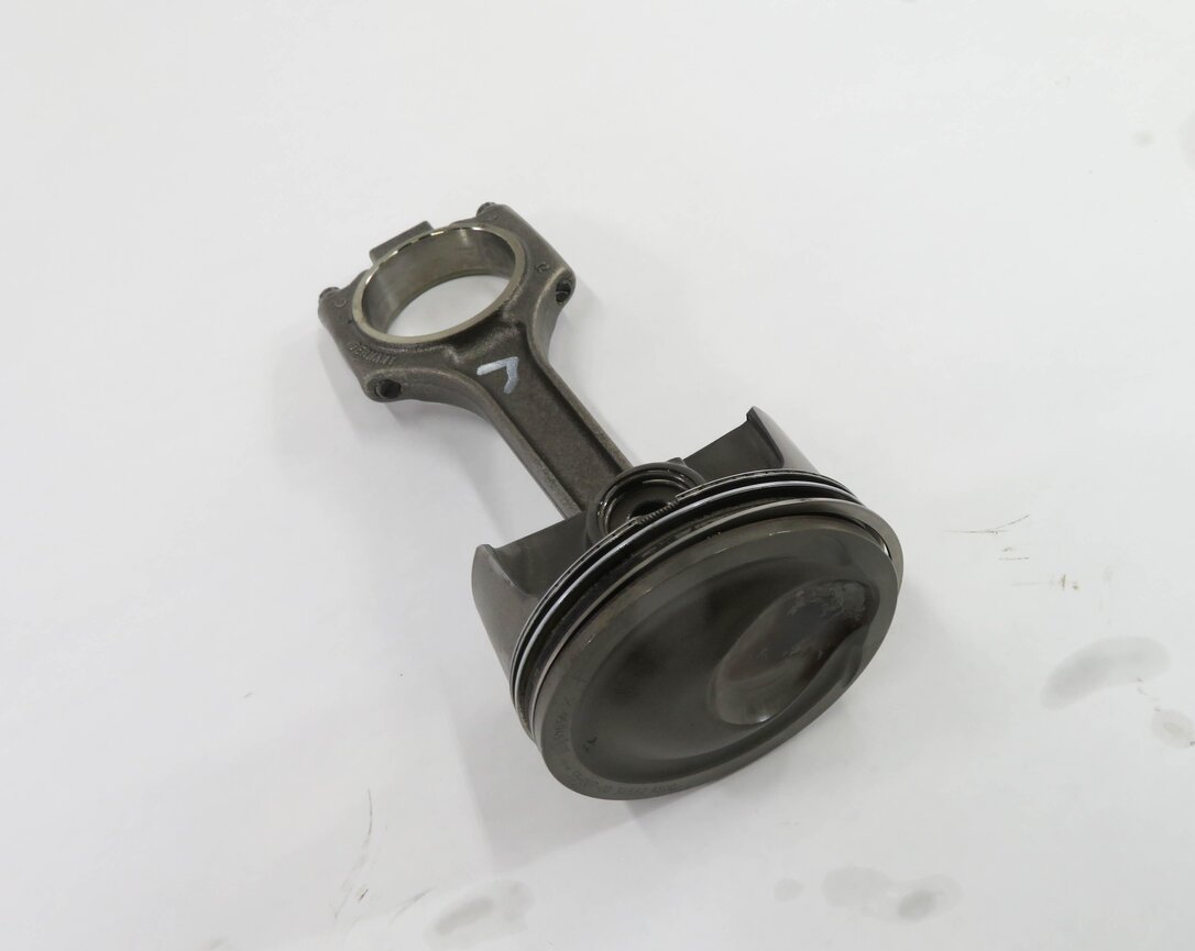 2008-2012 PORSCHE CAYENNE PANAMERA (957 970 G1) 4.8L TURBO - LEFT PISTON w/ ROD