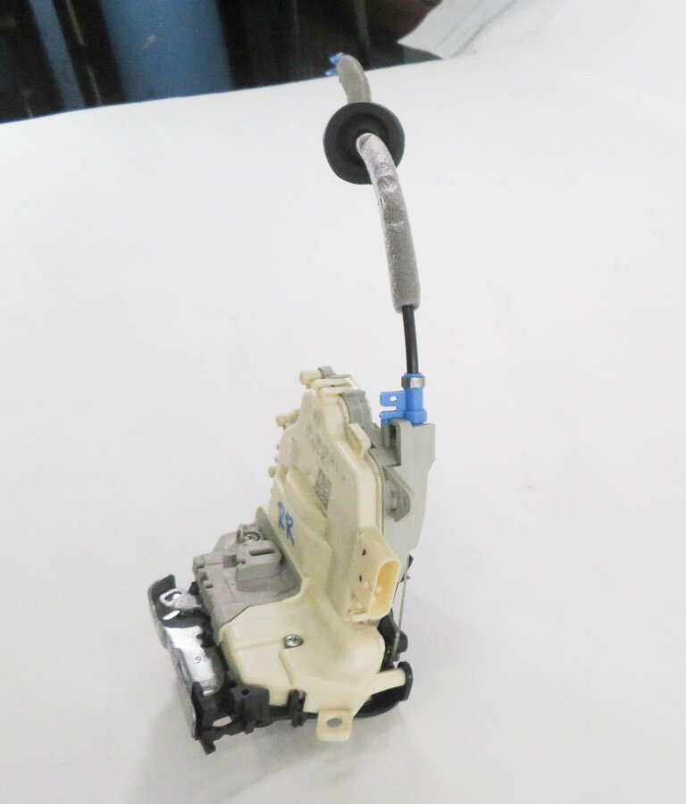 Thumbnail 4: 10-20 VW / PORSCHE - A3 A4 A8 S3 S4 Q5 MACAN PANAMERA - RIGHT REAR DOOR LATCH