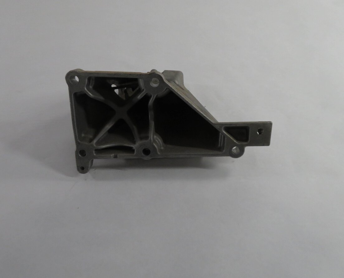 Thumbnail 6: 2012 MERCEDES S550 (W221) 4.6L TWIN TURBO ENGINE - RIGHT MOTOR MOUNT BRACKET