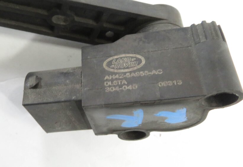 Thumbnail 6: 2010 RANGE ROVER (L322) RIGHT PASSENGER REAR SUSPENSION HEIGHT LEVEL SENSOR
