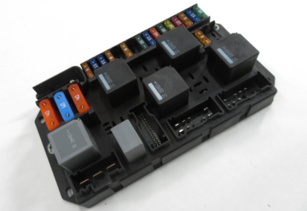 2010 RANGE ROVER (L322) REAR FUSE BOX