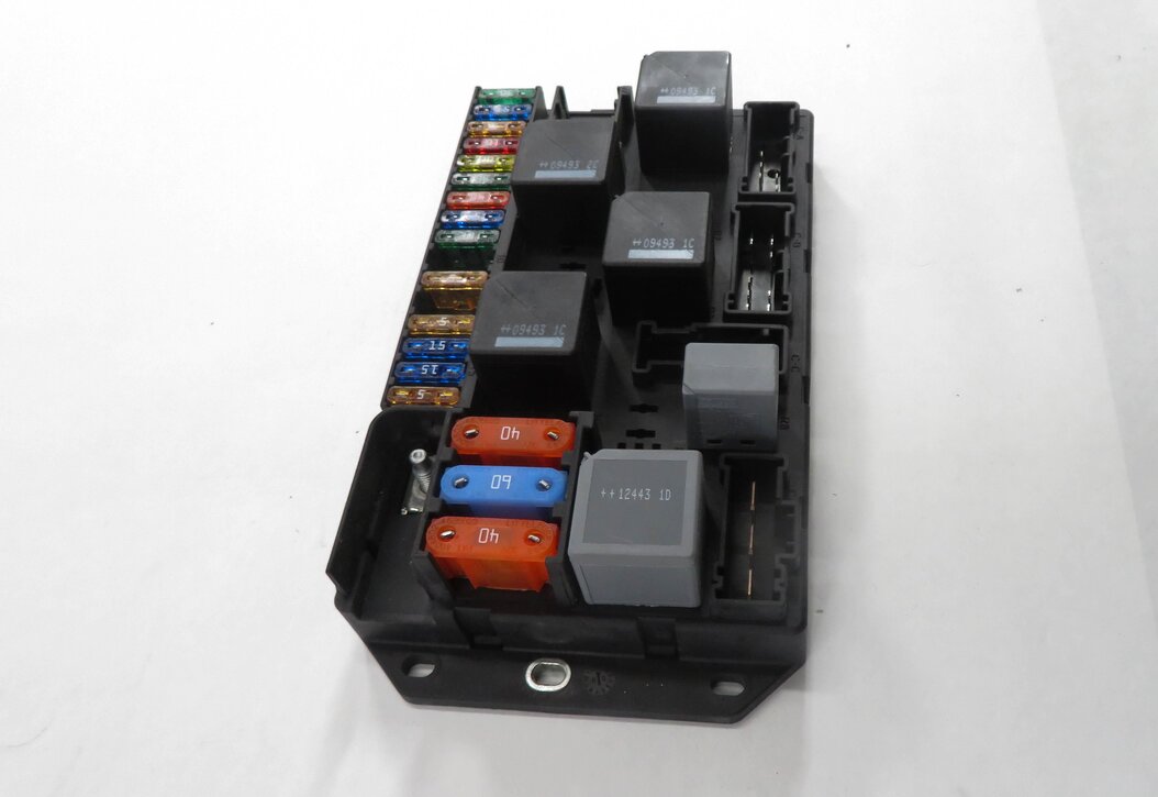 Thumbnail 3: 2010 RANGE ROVER (L322) REAR FUSE BOX