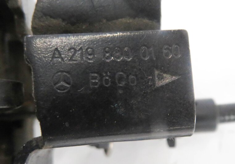 Thumbnail 6: 2011 MERCEDES BENZ ML350 (W164) FRONT LEFT & RIGHT LOWER HOOD LATCH SET-2