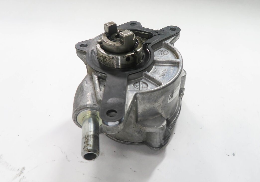 Thumbnail 4: 08-13 MERCEDES E320 E350 GL320 GL350 ML320 ML350 R350 - 3.0L DIESEL VACUUM PUMP